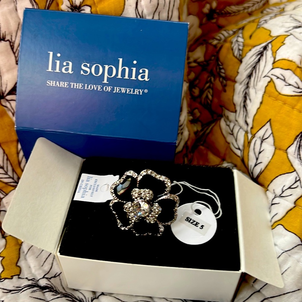 Lia Sophia size 5 (small size 5!!)brand new ring!